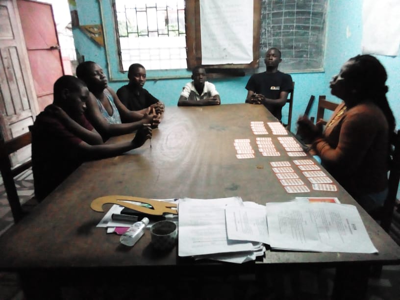 Participants réunis autour des cartes du programme